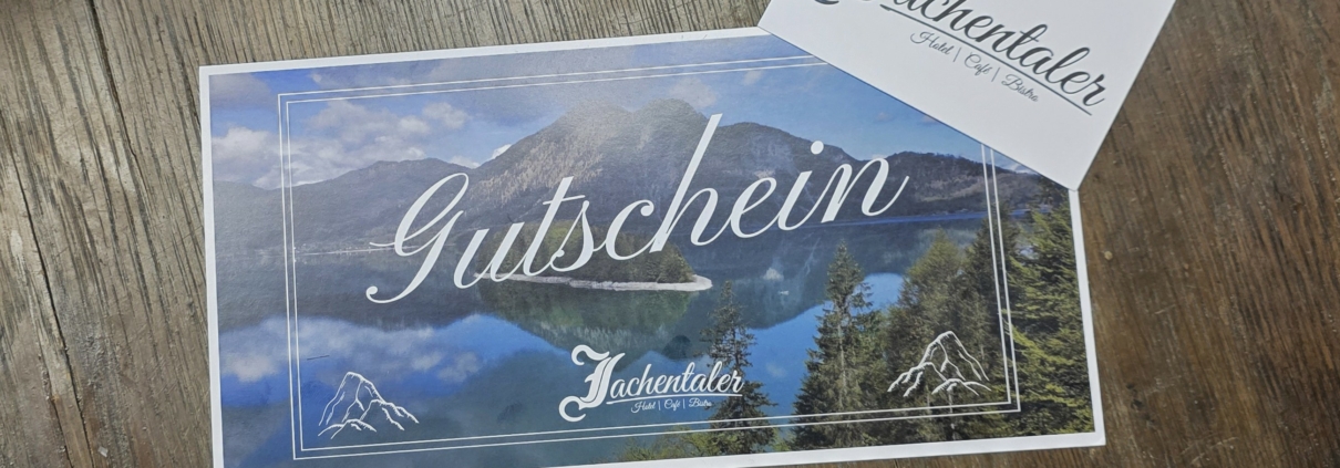 Gutschein und Visitenkarte des Hotels Jachentaler mit alpinem Landschaftsmotiv nahe dem Walchensee