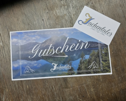 Printdesign für das Hotel Jachentaler – Gutscheine und Visitenkarten aus einer Hand_Front Gutschein und Visitenkarte des Hotels Jachentaler mit alpinem Landschaftsmotiv nahe dem Walchensee