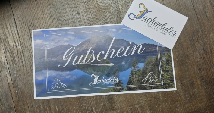 Gutschein und Visitenkarte des Hotels Jachentaler mit alpinem Landschaftsmotiv nahe dem Walchensee